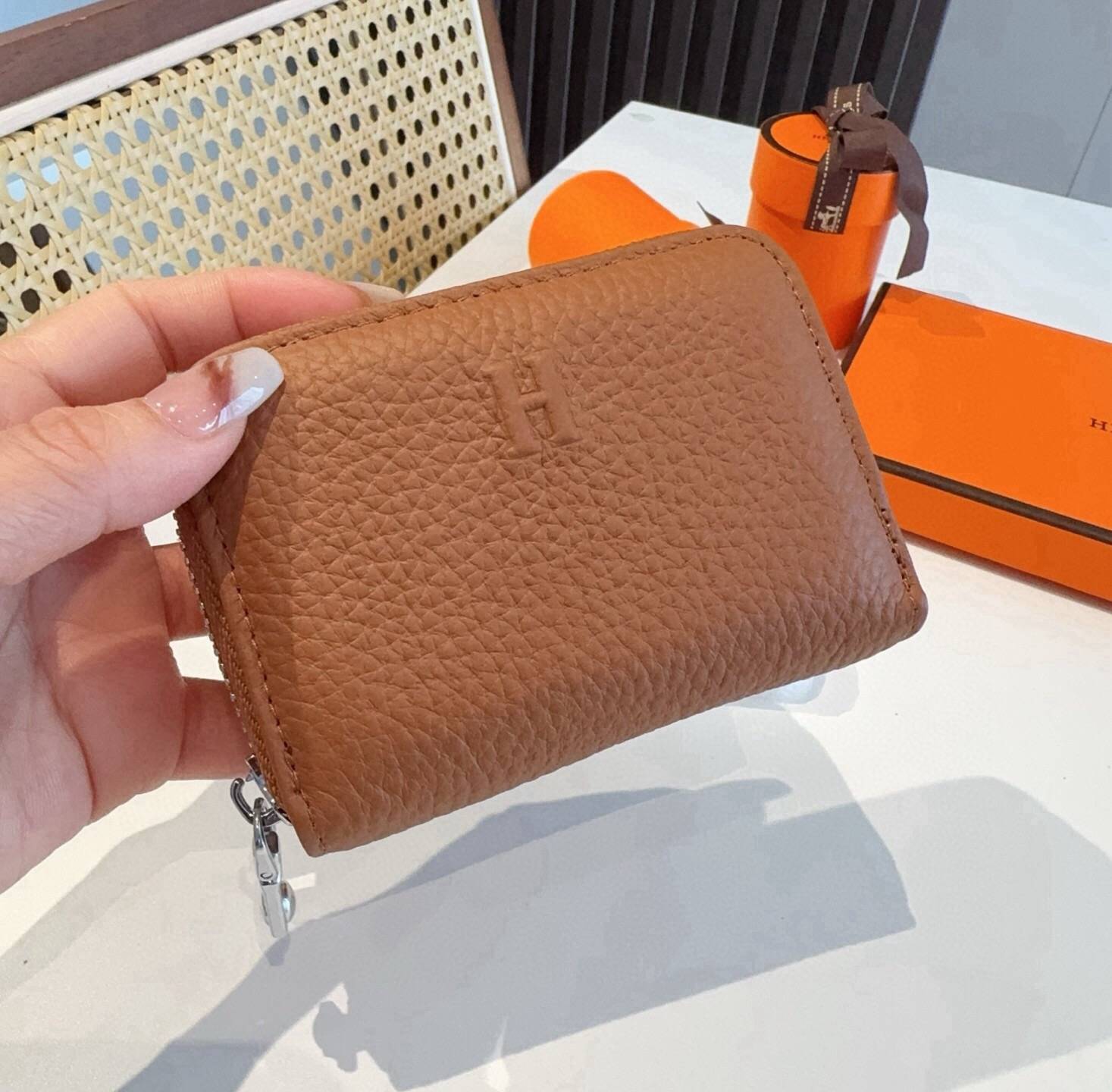 Hermes 愛馬仕 iPhoneケース スマホケース iPhone 18シリーズ対応 レディース ロゴ入り カード収納付き ブラウン - 画像 9