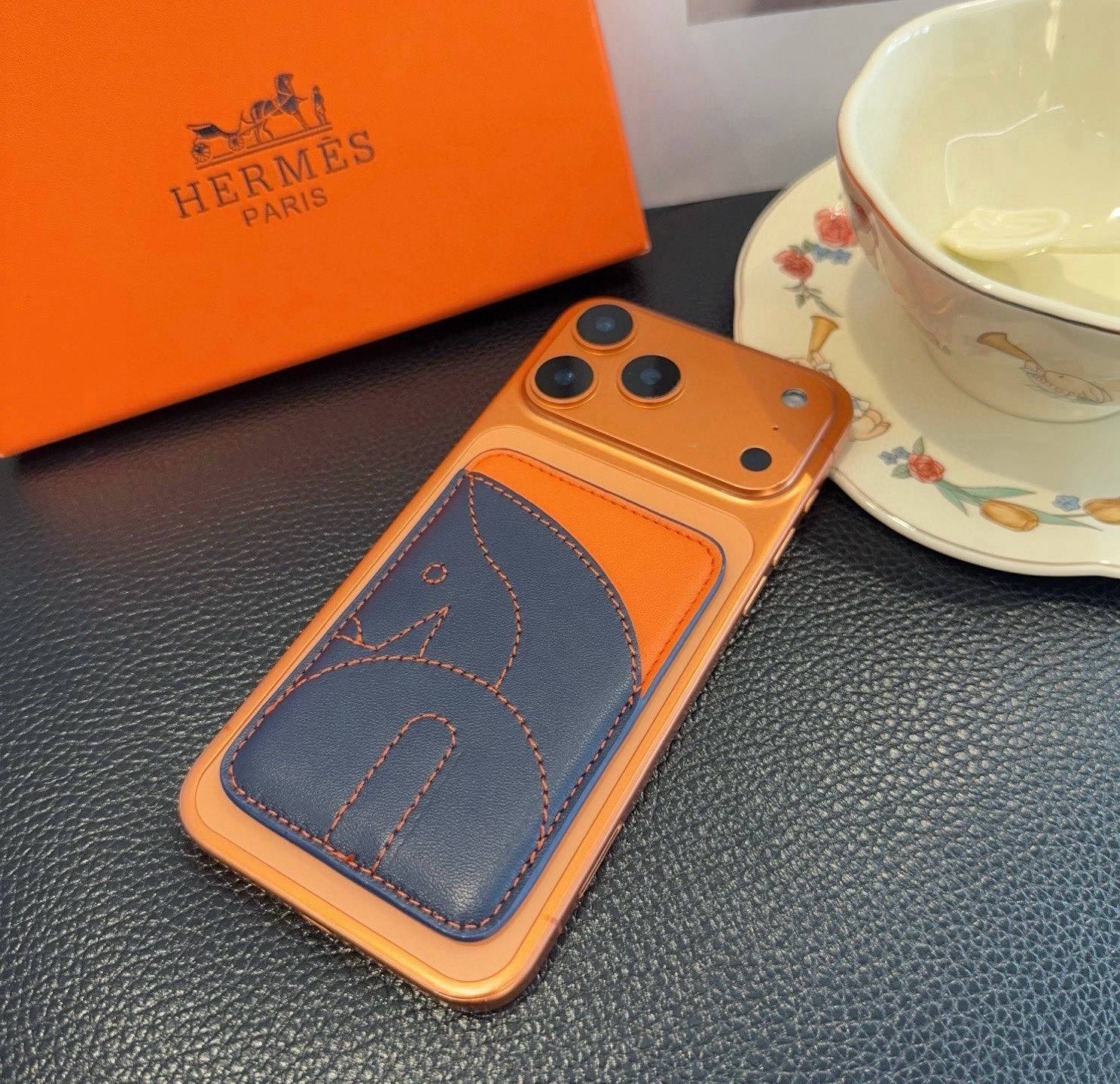 HERMES 愛馬仕 iPhoneケース スマホケース iPhone 18シリーズ対応 レディース ロゴ入り カード収納 - 画像 4