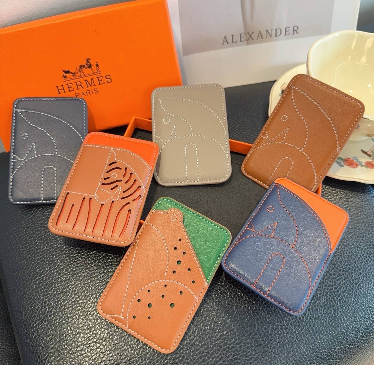 Hermes アルマーニ iPhone 18シリーズ対応 iPhoneケース スマホケース レディース カード収納 デザイン