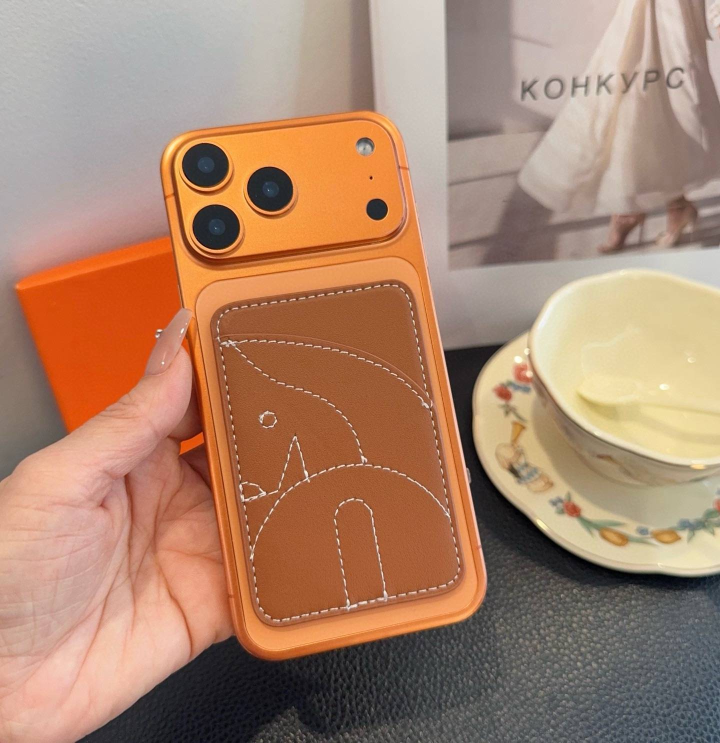 Hermes アルマーニ iPhone 18シリーズ対応 iPhoneケース スマホケース レディース カード収納 ロゴ入り ブラウン - 画像 3