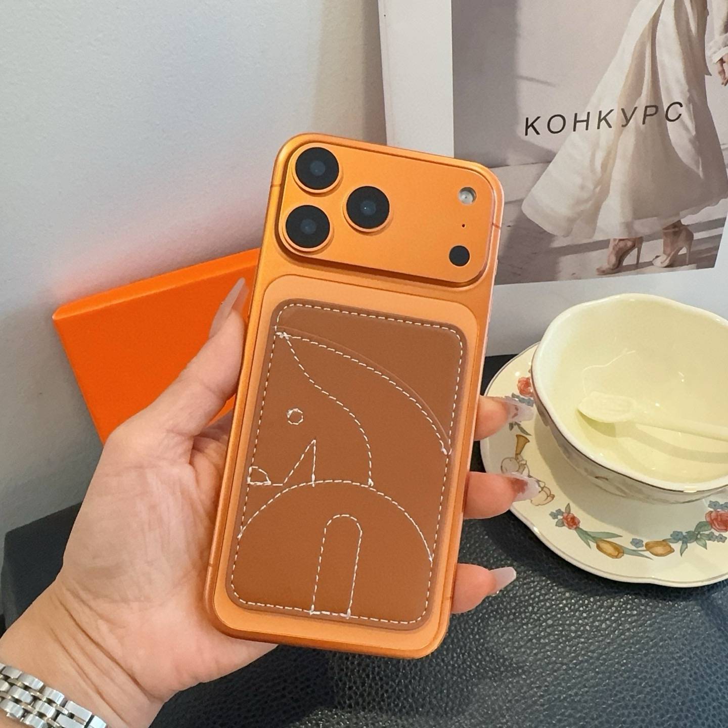 Hermes アルマーニ iPhone 18シリーズ対応 iPhoneケース スマホケース レディース カード収納 ロゴ入り ブラウン - 画像 4
