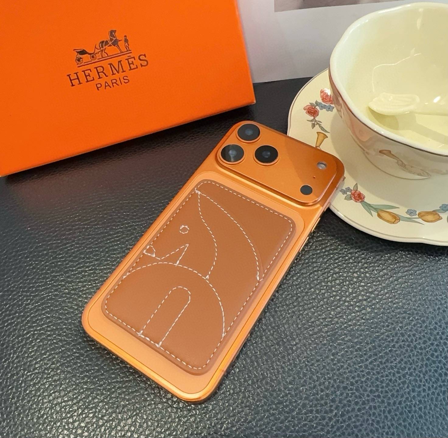 Hermes アルマーニ iPhone 18シリーズ対応 iPhoneケース スマホケース レディース カード収納 ロゴ入り ブラウン - 画像 5