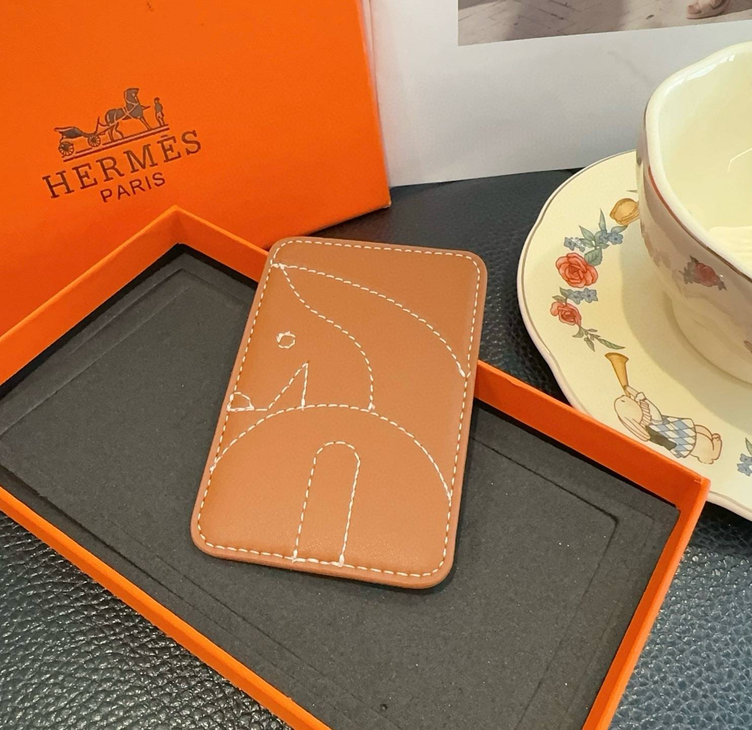 Hermes アルマーニ iPhone 18シリーズ対応 iPhoneケース スマホケース レディース カード収納 ロゴ入り ブラウン - 画像 8
