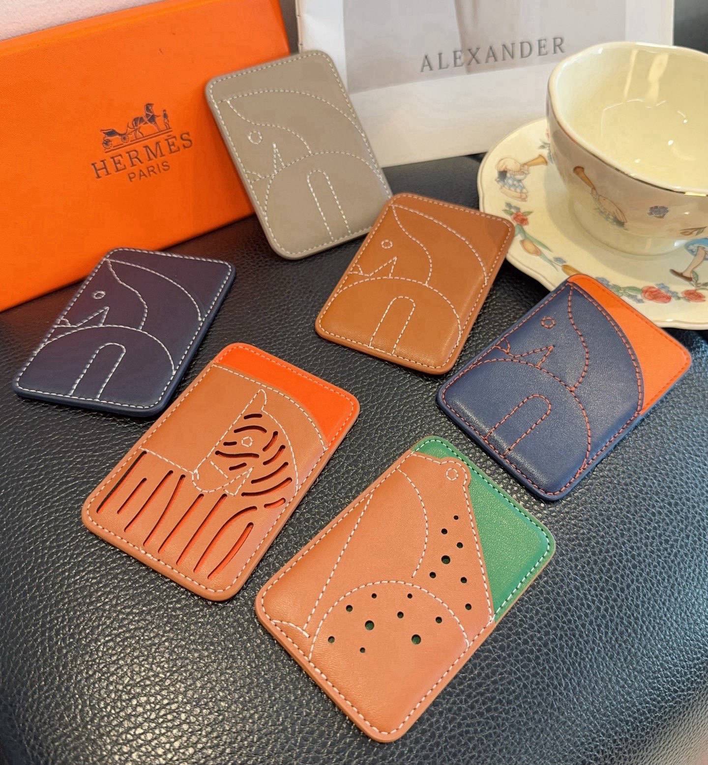 HERMES 愛馬仕 iPhone 18シリーズ対応 iPhoneケース スマホケース レディース ロゴ入り カード収納 マグネット式 オレンジ