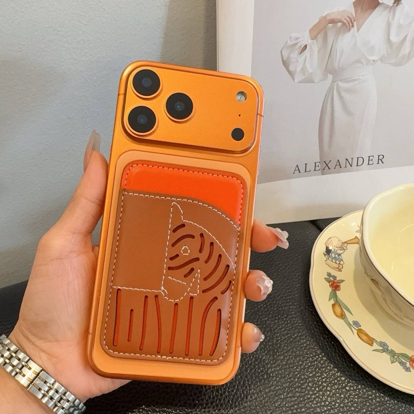 HERMES 愛馬仕 iPhone 18シリーズ対応 iPhoneケース スマホケース レディース ロゴ入り カード収納 マグネット式 オレンジ - 画像 2