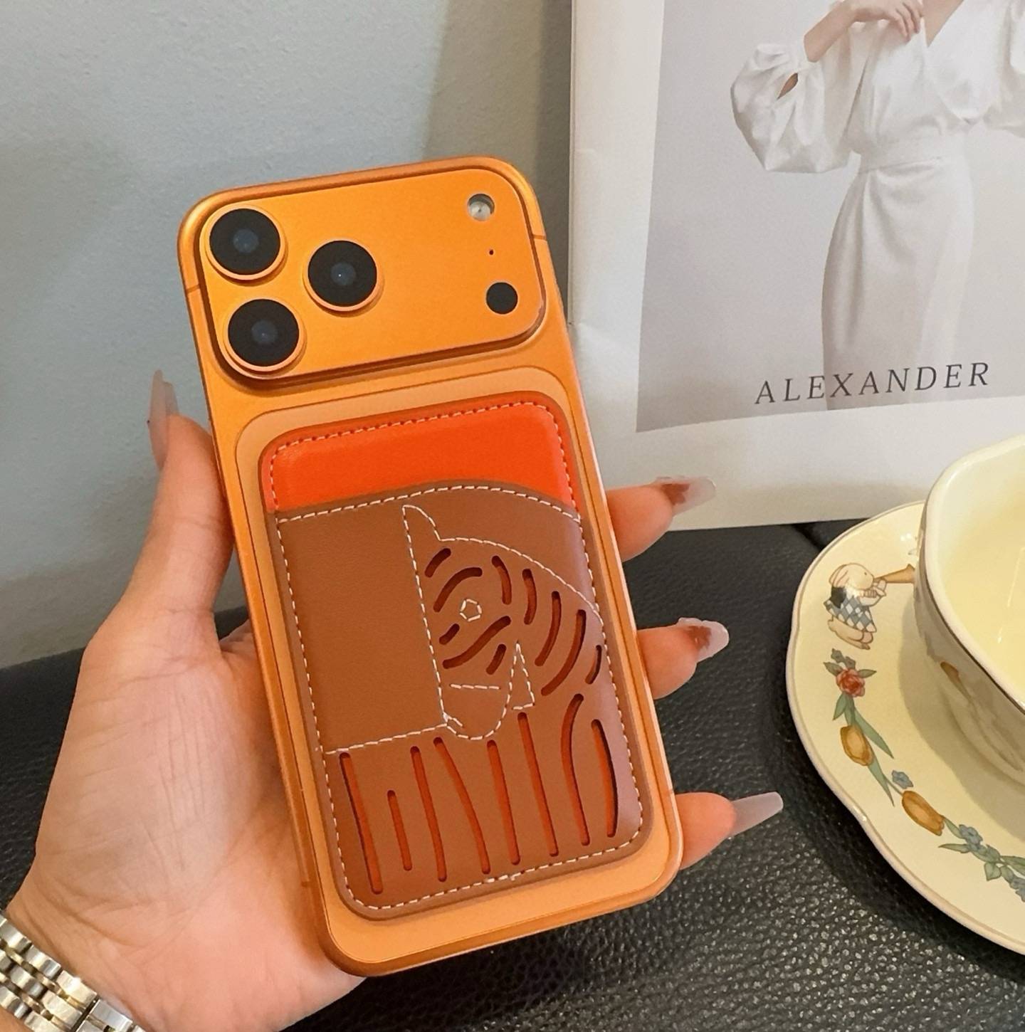HERMES 愛馬仕 iPhone 18シリーズ対応 iPhoneケース スマホケース レディース ロゴ入り カード収納 マグネット式 オレンジ - 画像 3