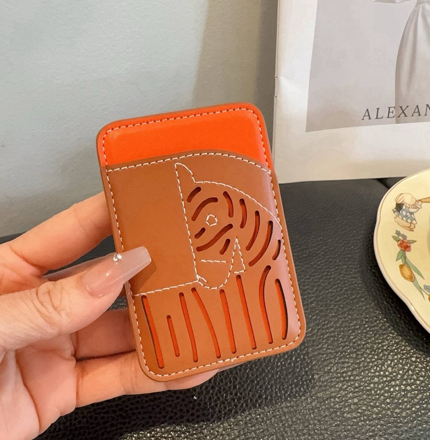 HERMES 愛馬仕 iPhone 18シリーズ対応 iPhoneケース スマホケース レディース ロゴ入り カード収納 マグネット式 オレンジ - 画像 4