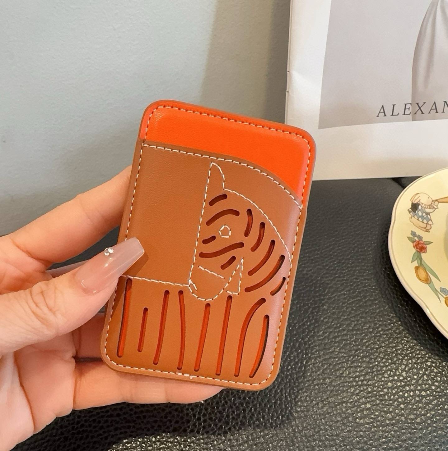 HERMES 愛馬仕 iPhone 18シリーズ対応 iPhoneケース スマホケース レディース ロゴ入り カード収納 マグネット式 オレンジ - 画像 5