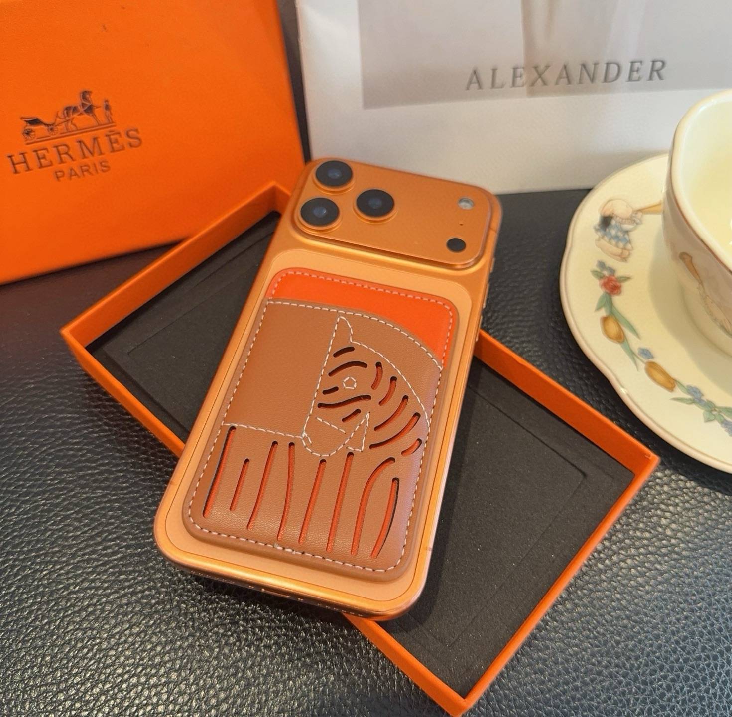 HERMES 愛馬仕 iPhone 18シリーズ対応 iPhoneケース スマホケース レディース ロゴ入り カード収納 マグネット式 オレンジ - 画像 6