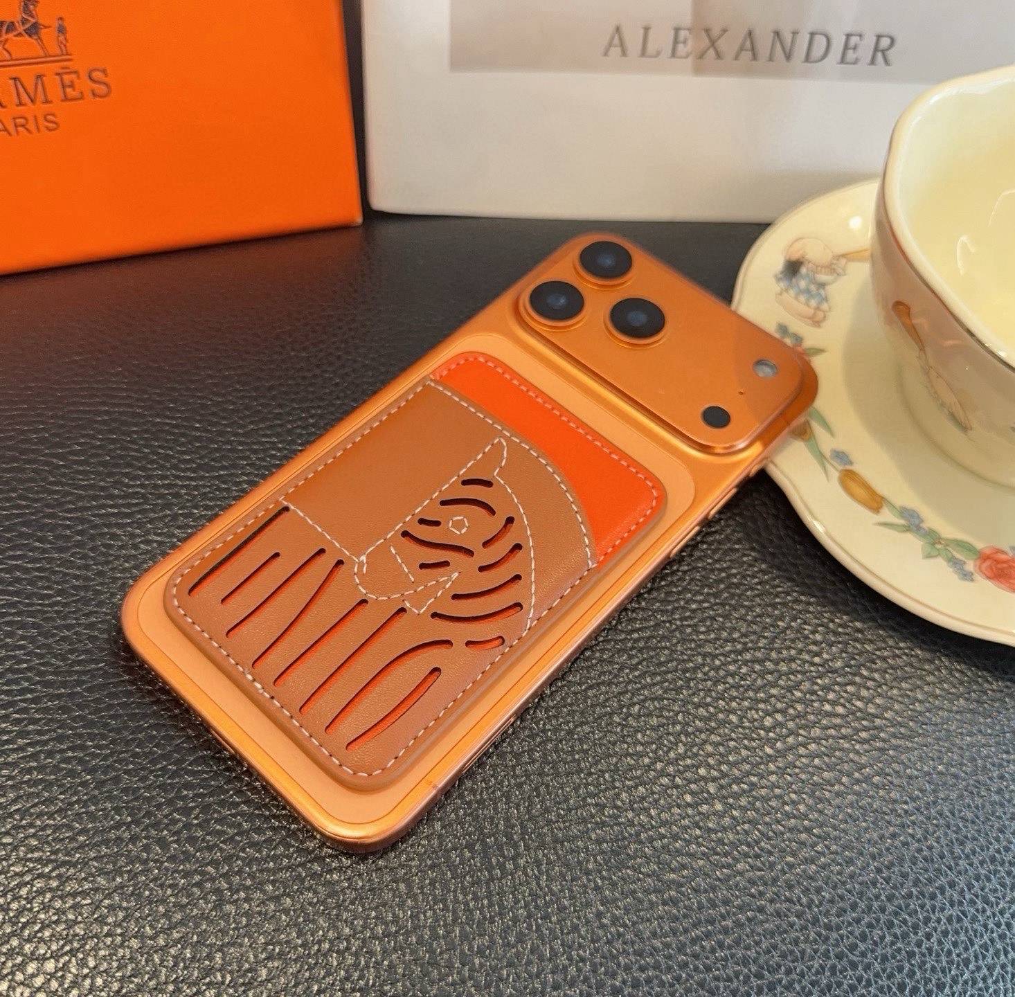 HERMES 愛馬仕 iPhone 18シリーズ対応 iPhoneケース スマホケース レディース ロゴ入り カード収納 マグネット式 オレンジ - 画像 7