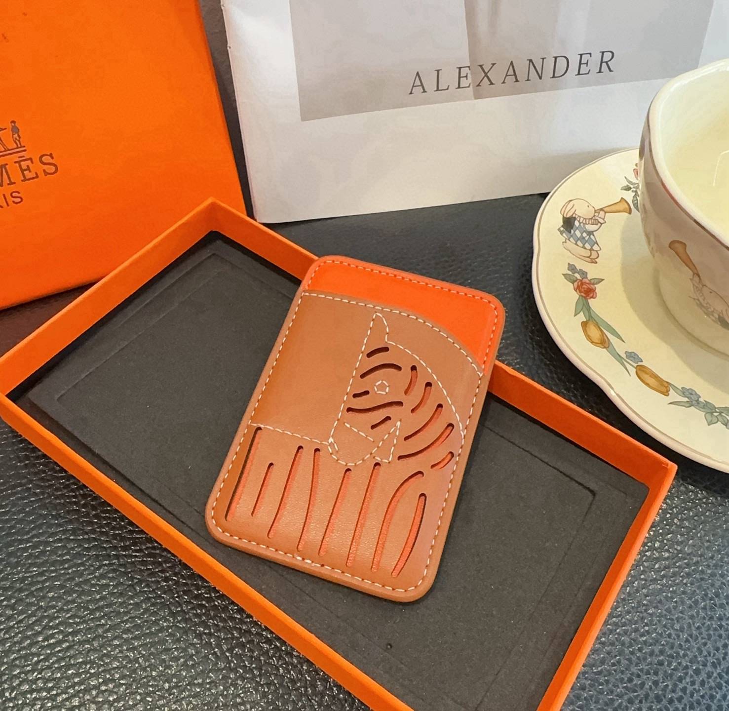 HERMES 愛馬仕 iPhone 18シリーズ対応 iPhoneケース スマホケース レディース ロゴ入り カード収納 マグネット式 オレンジ - 画像 8