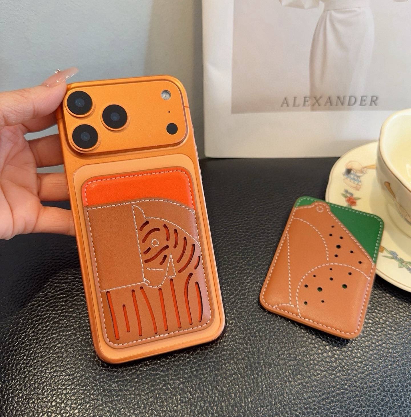 HERMES 愛馬仕 iPhone 18シリーズ対応 iPhoneケース スマホケース レディース ロゴ入り カード収納 マグネット式 オレンジ - 画像 9