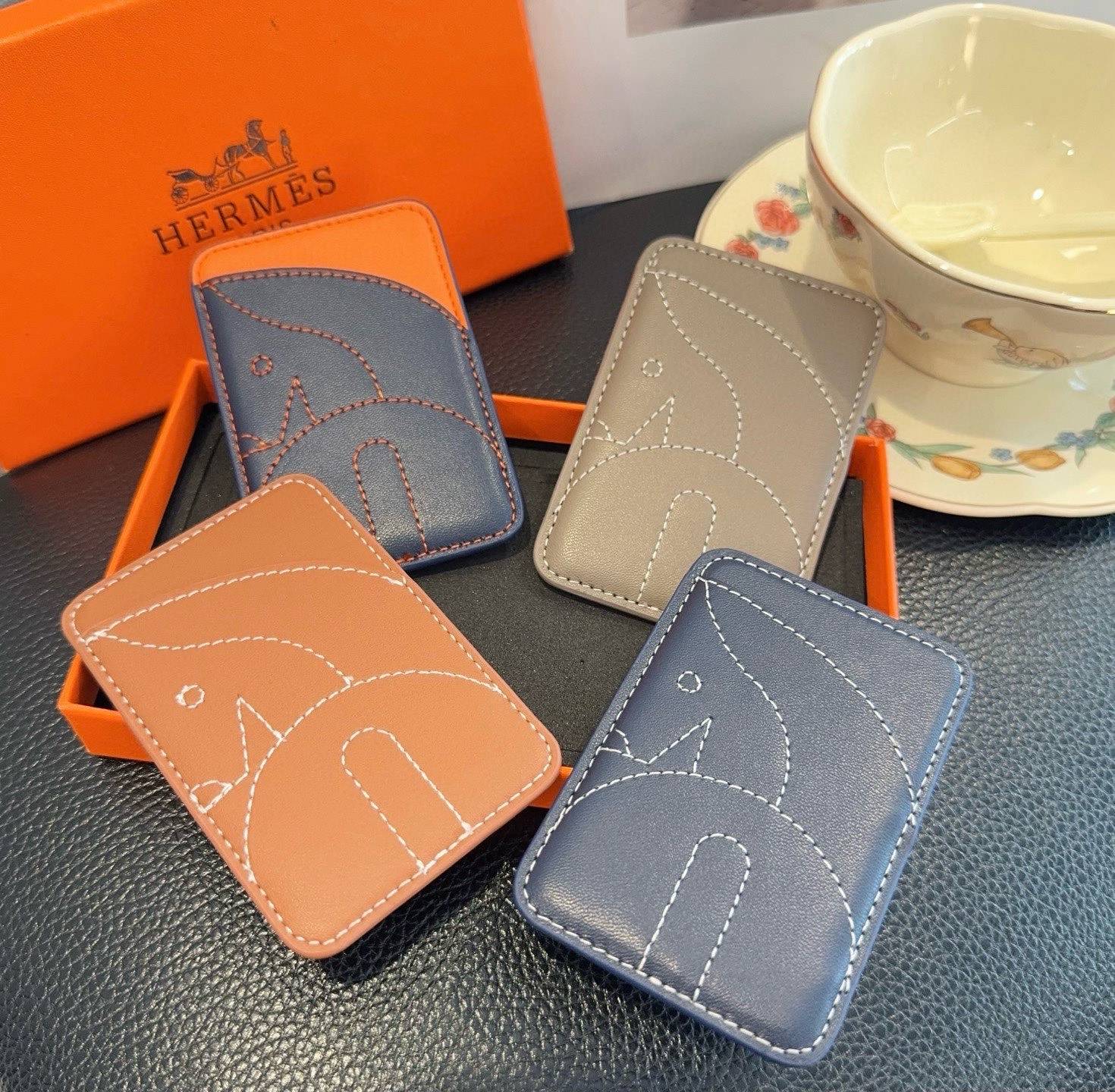 HERMES 愛馬仕 iPhone 18シリーズ対応 iPhoneケース スマホケース レディース カード収納 ロゴ入り