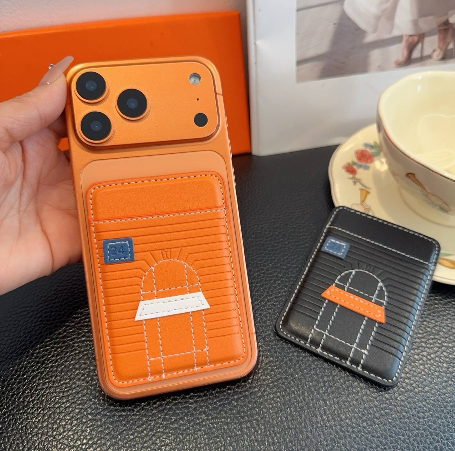 HERMES 愛馬仕 iPhoneケース スマホケース iPhone 18シリーズ対応 レディース ロゴ入り カード収納 オレンジ - 画像 2