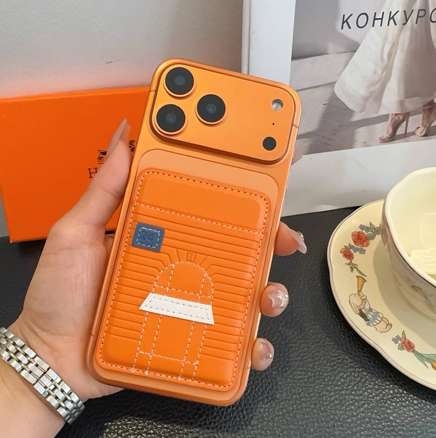 HERMES 愛馬仕 iPhoneケース スマホケース iPhone 18シリーズ対応 レディース ロゴ入り カード収納 オレンジ - 画像 3