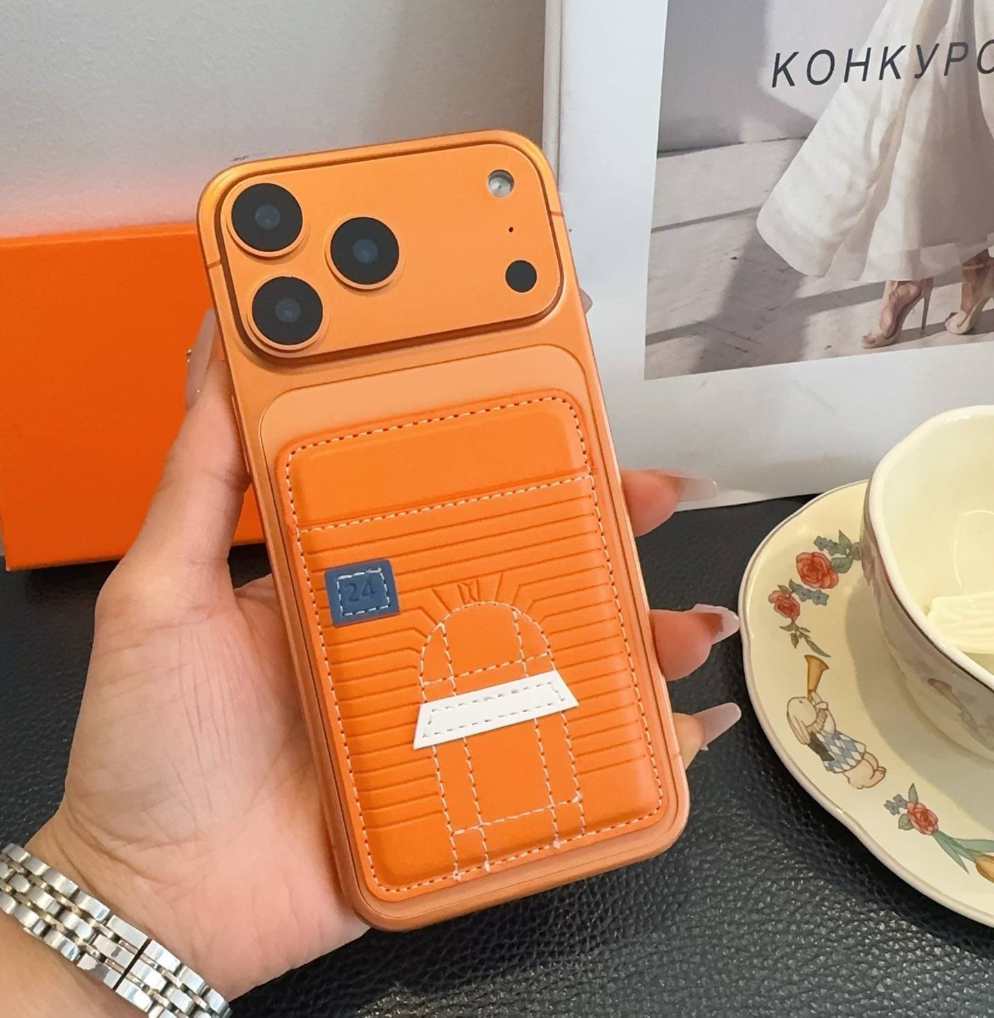HERMES 愛馬仕 iPhoneケース スマホケース iPhone 18シリーズ対応 レディース ロゴ入り カード収納 オレンジ - 画像 4