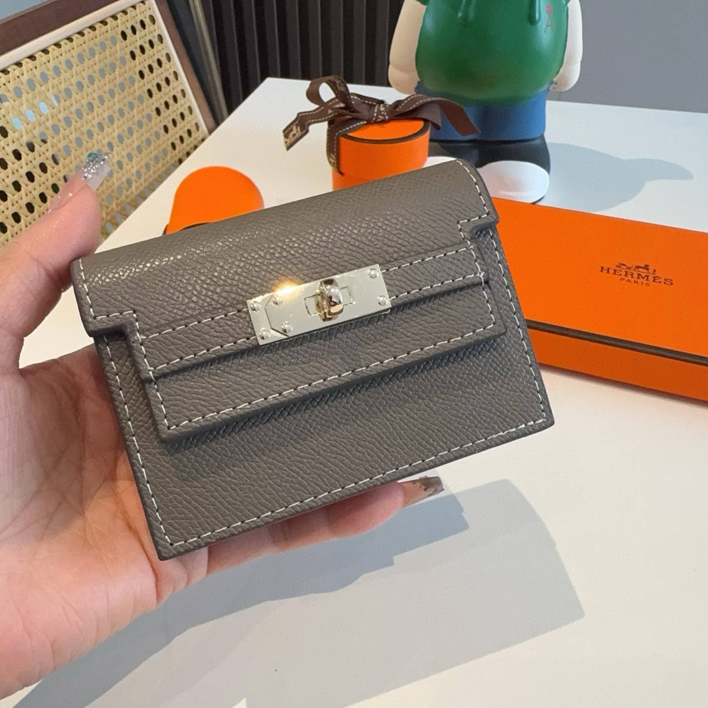 Hermes 愛馬仕 iPhoneケース スマホケース iPhone 18シリーズ対応 レディース ファンクション カード収納 トゥルースカーフ ベージュ - 画像 5