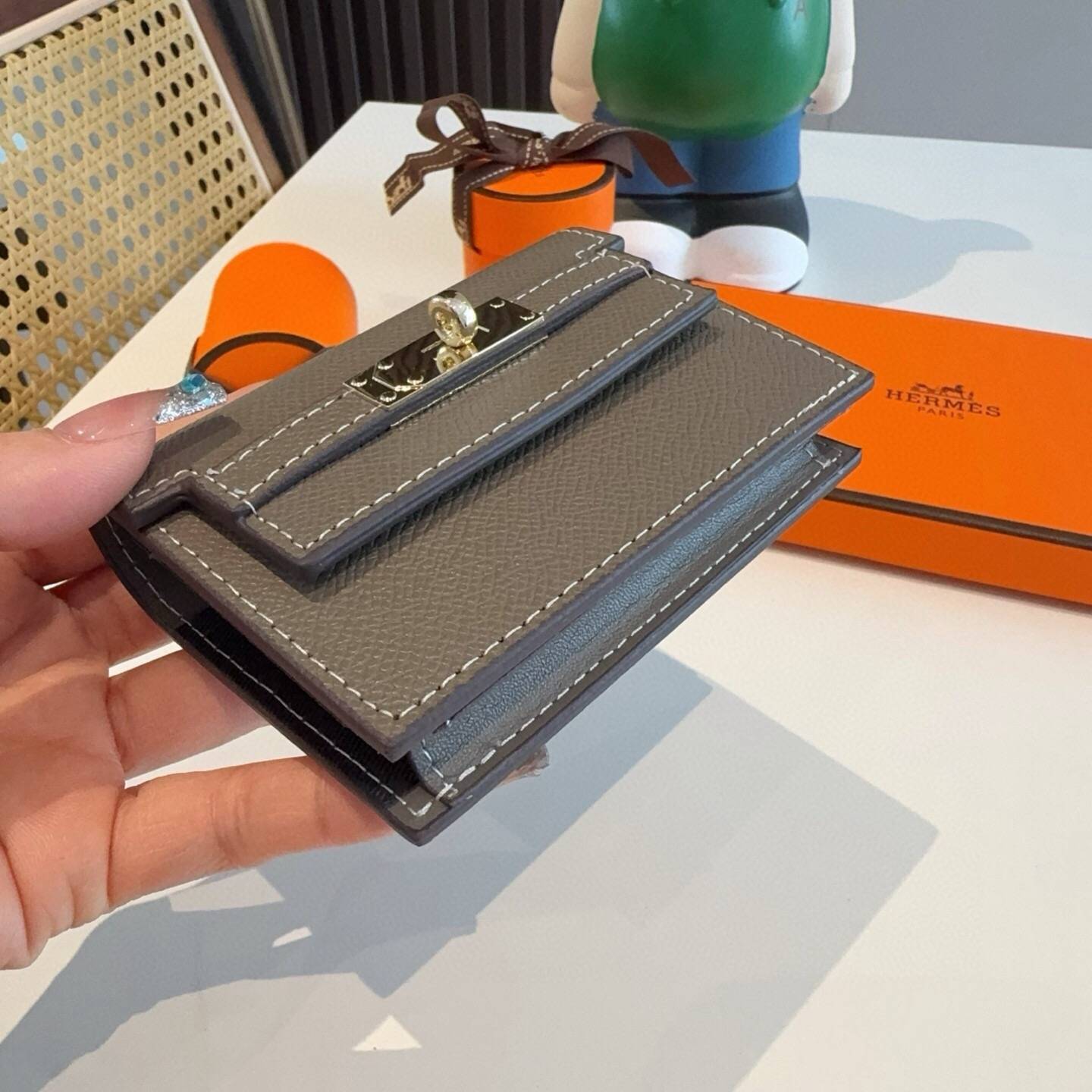 Hermes アイコニック カードケース iPhoneケース スマホケース iPhone 18シリーズ対応 レディース ロゴ入り カード収納 - 画像 4