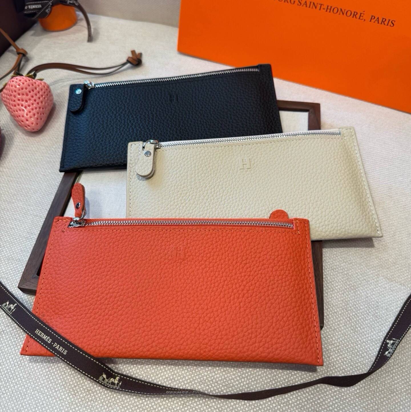 HERMES 愛馬仕 iPhone 18シリーズ対応 iPhoneケース スマホケース レディース ロゴ入り 手帳型 カード収納