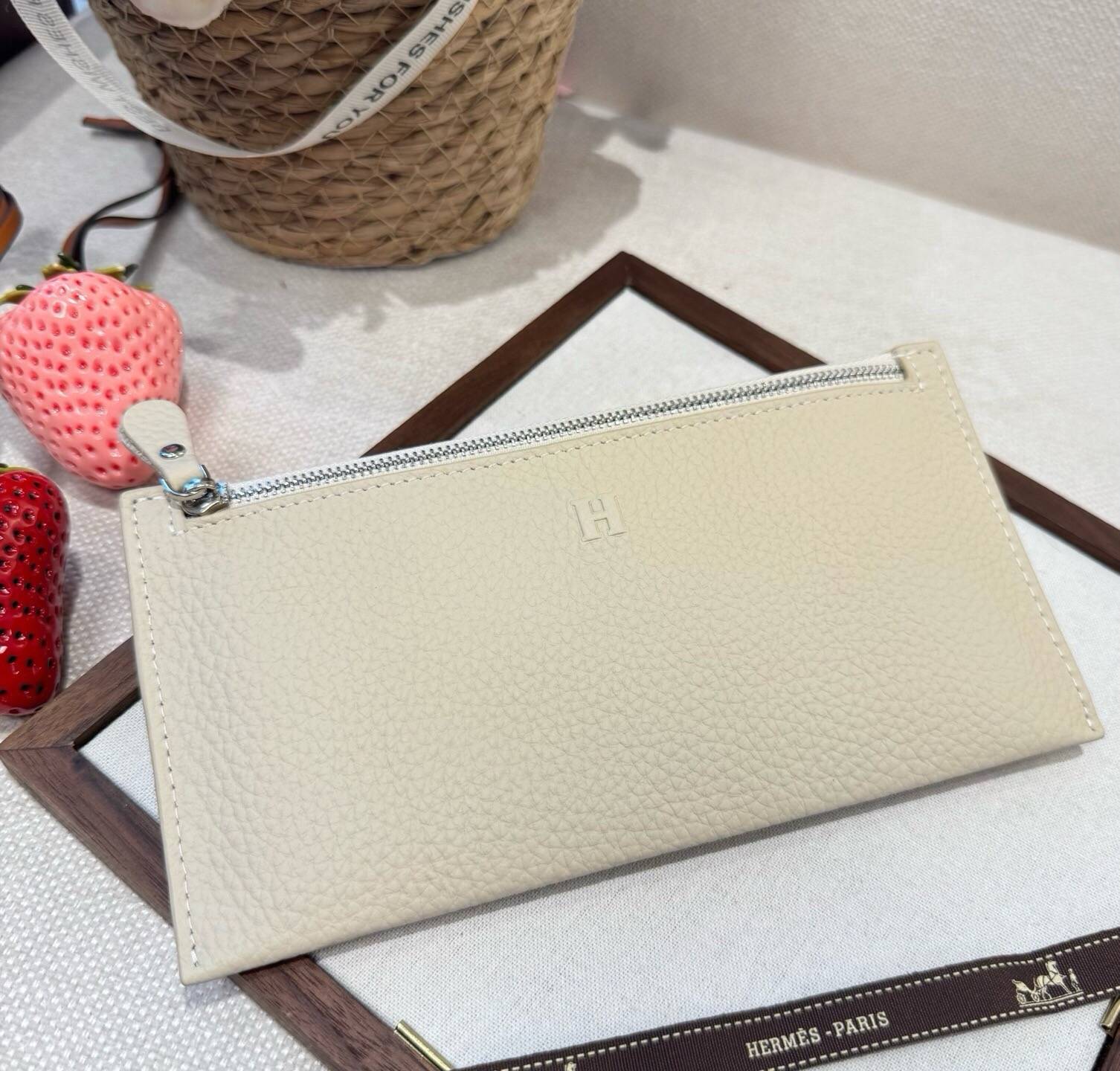 HERMES 愛馬仕 iPhone 18シリーズ対応 iPhoneケース スマホケース レディース ロゴ入り 手帳型 カード収納 - 画像 3