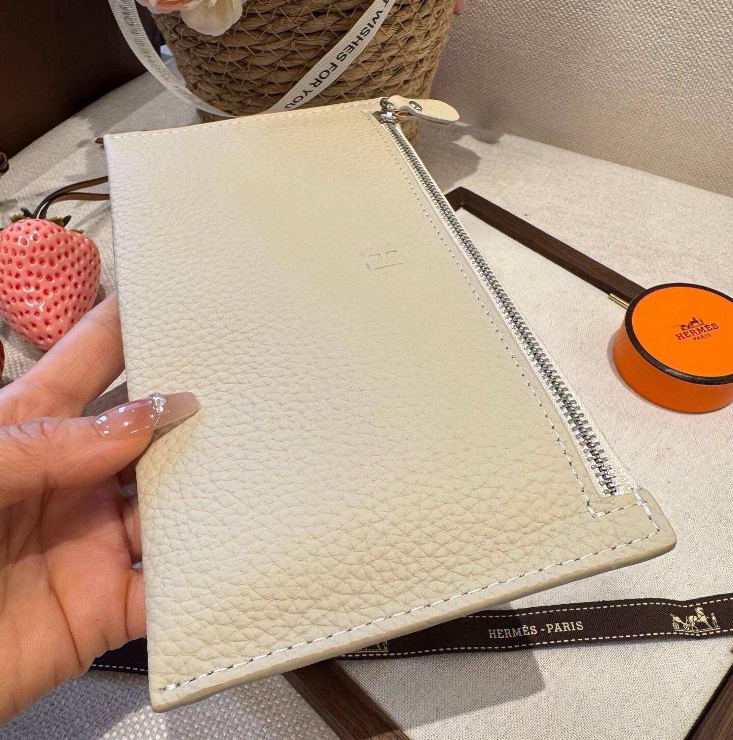 HERMES 愛馬仕 iPhone 18シリーズ対応 iPhoneケース スマホケース レディース ロゴ入り 手帳型 カード収納 - 画像 5