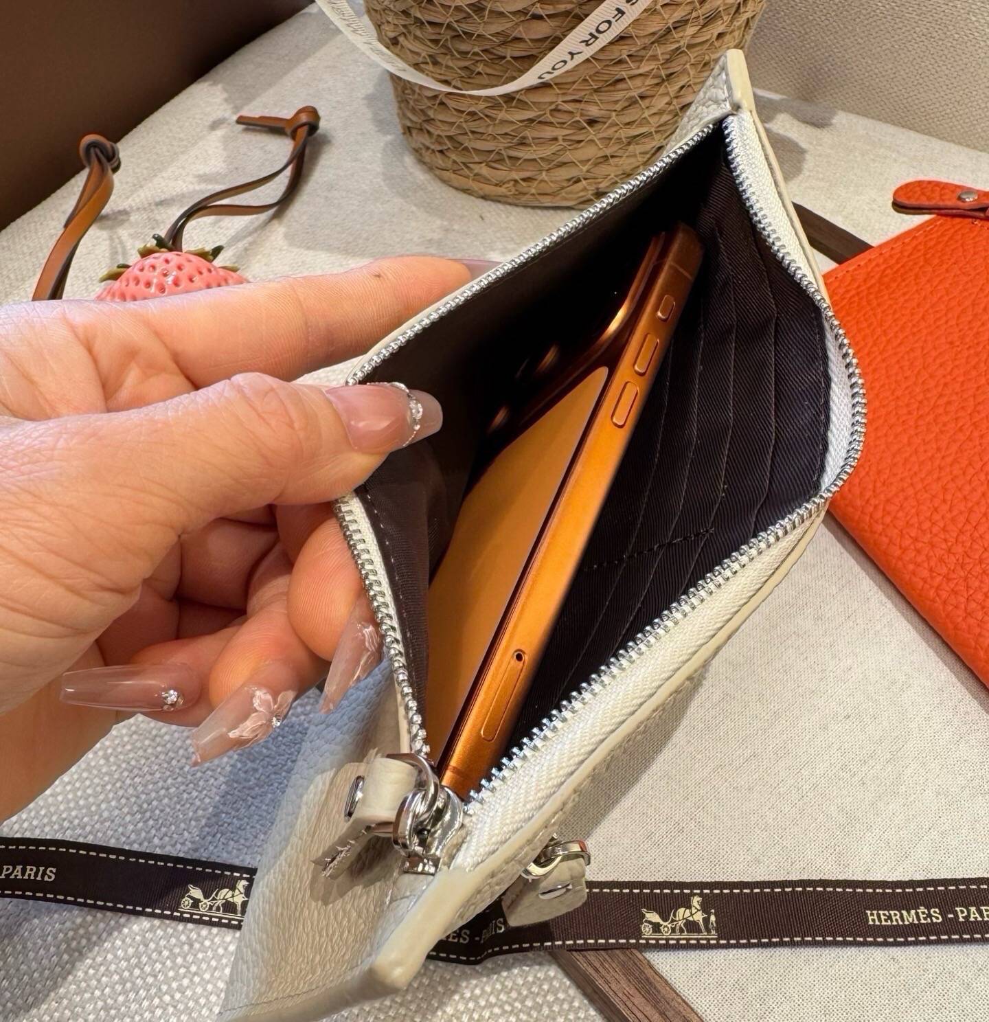HERMES 愛馬仕 iPhone 18シリーズ対応 iPhoneケース スマホケース レディース ロゴ入り 手帳型 カード収納 - 画像 6