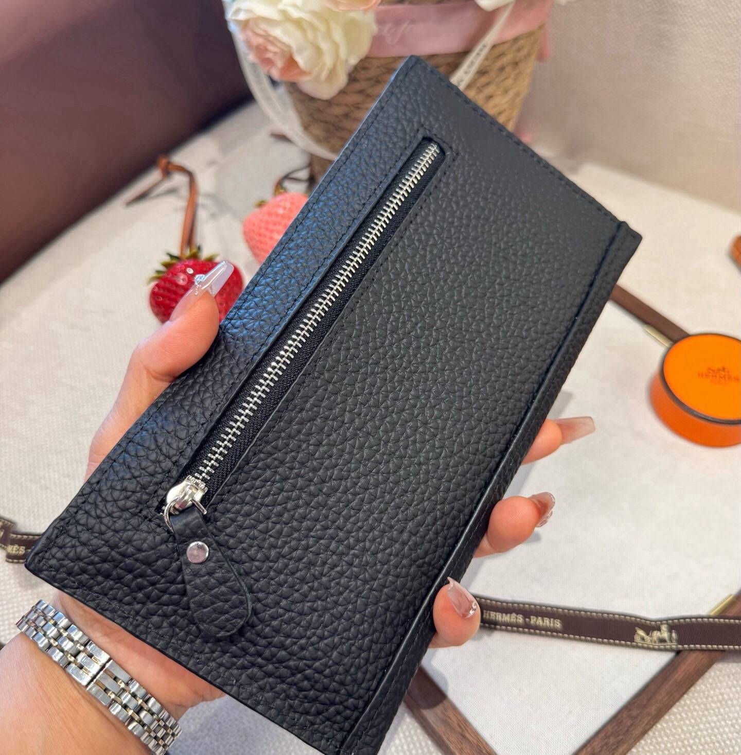 Hermes ヘルメス iPhoneケース スマホケース iPhone 18シリーズ対応 レディース ロゴ入り カード収納 - 画像 5