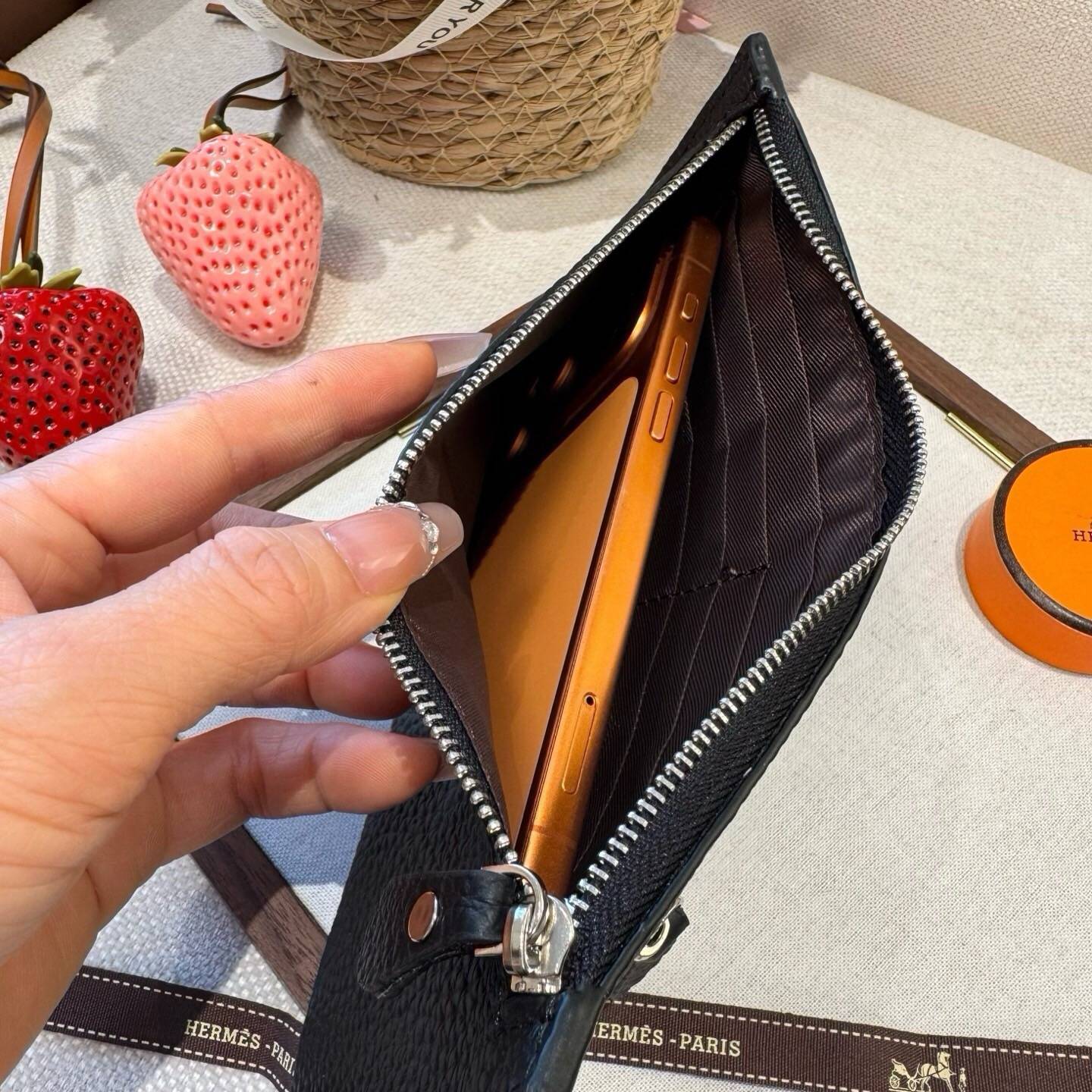 Hermes ヘルメス iPhoneケース スマホケース iPhone 18シリーズ対応 レディース ロゴ入り カード収納 - 画像 7
