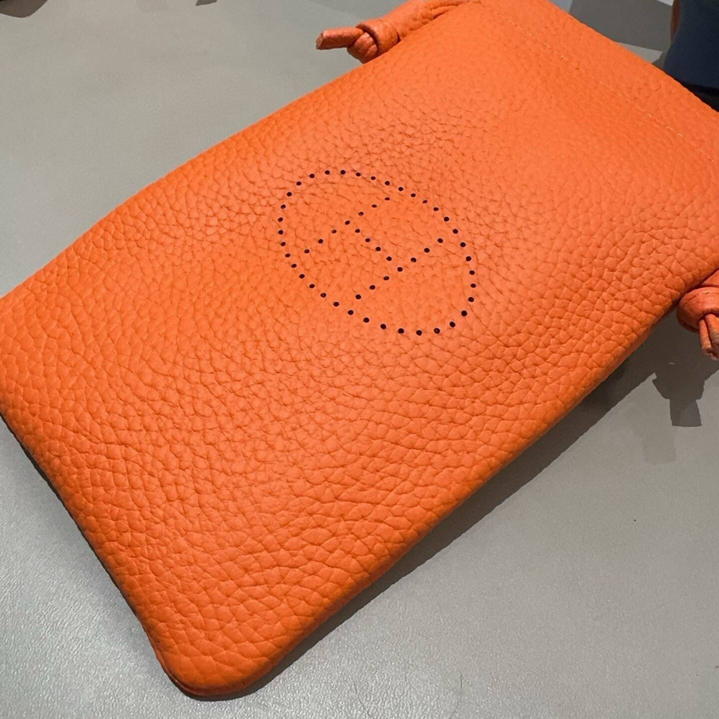 Dior ディオール iPhone 18シリーズ対応 iPhoneケース スマホケース レディース ショルダー付き ロゴ入り オレンジ - 画像 6