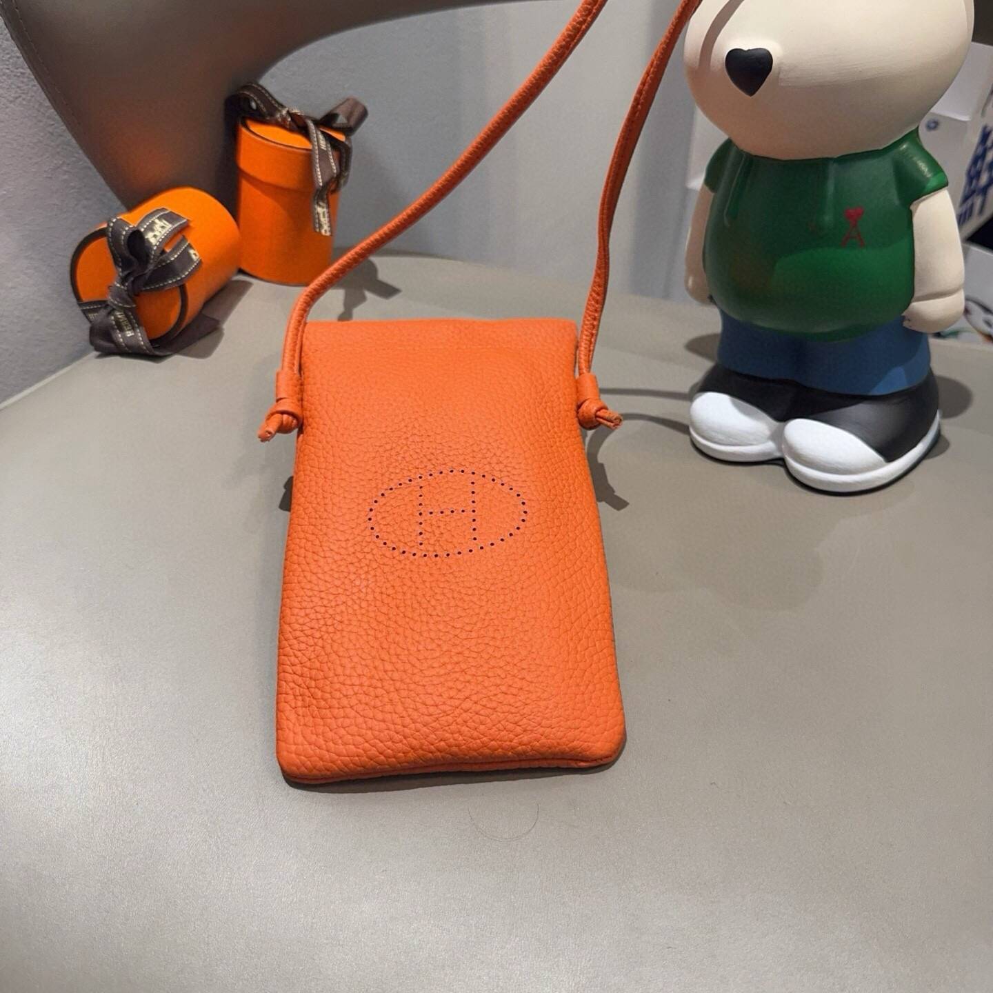 Dior ディオール iPhone 18シリーズ対応 iPhoneケース スマホケース レディース ショルダー付き ロゴ入り オレンジ - 画像 7