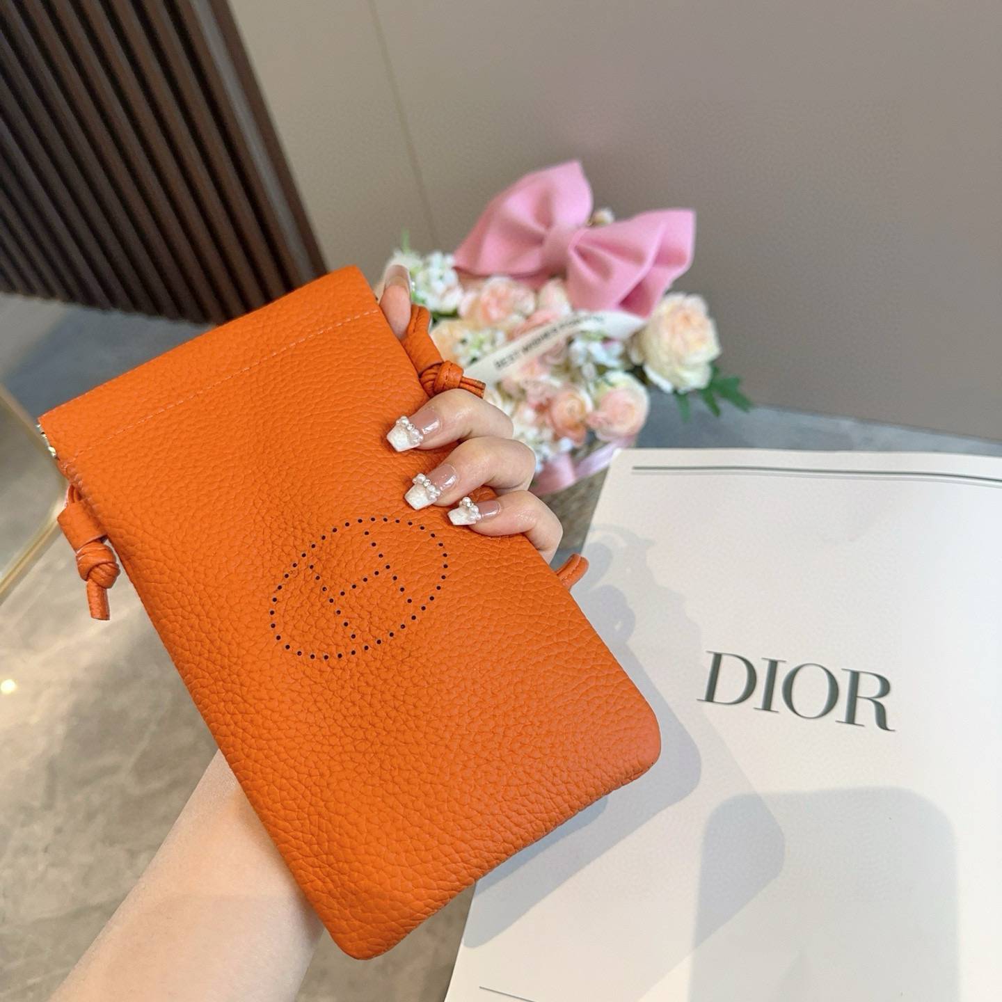 DIOR ディオール iPhoneケース スマホケース iPhone 18シリーズ対応 レディース ショルダー付き ロゴ入り オレンジ - 画像 3