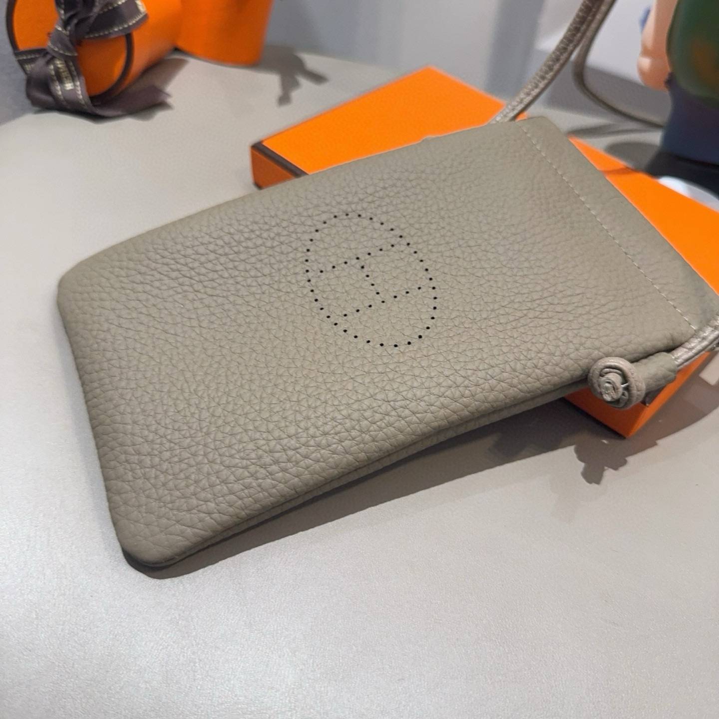 P70 ヘルメス iPhoneケース スマホケース iPhone 18シリーズ対応 レディース ショルダー付き ロゴ入り カラー展開 - 画像 4