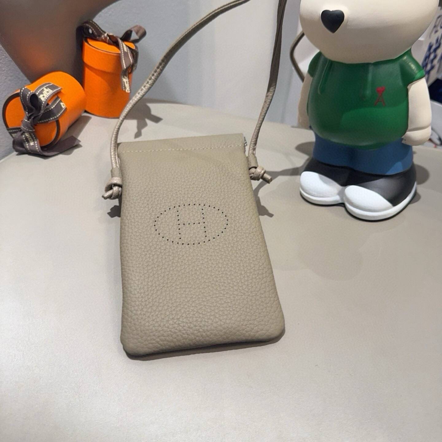 Hermes ヘルメス iPhoneケース スマホケース iPhone 18シリーズ対応 レディース ショルダー付き カード収納 ロゴ入り - 画像 6