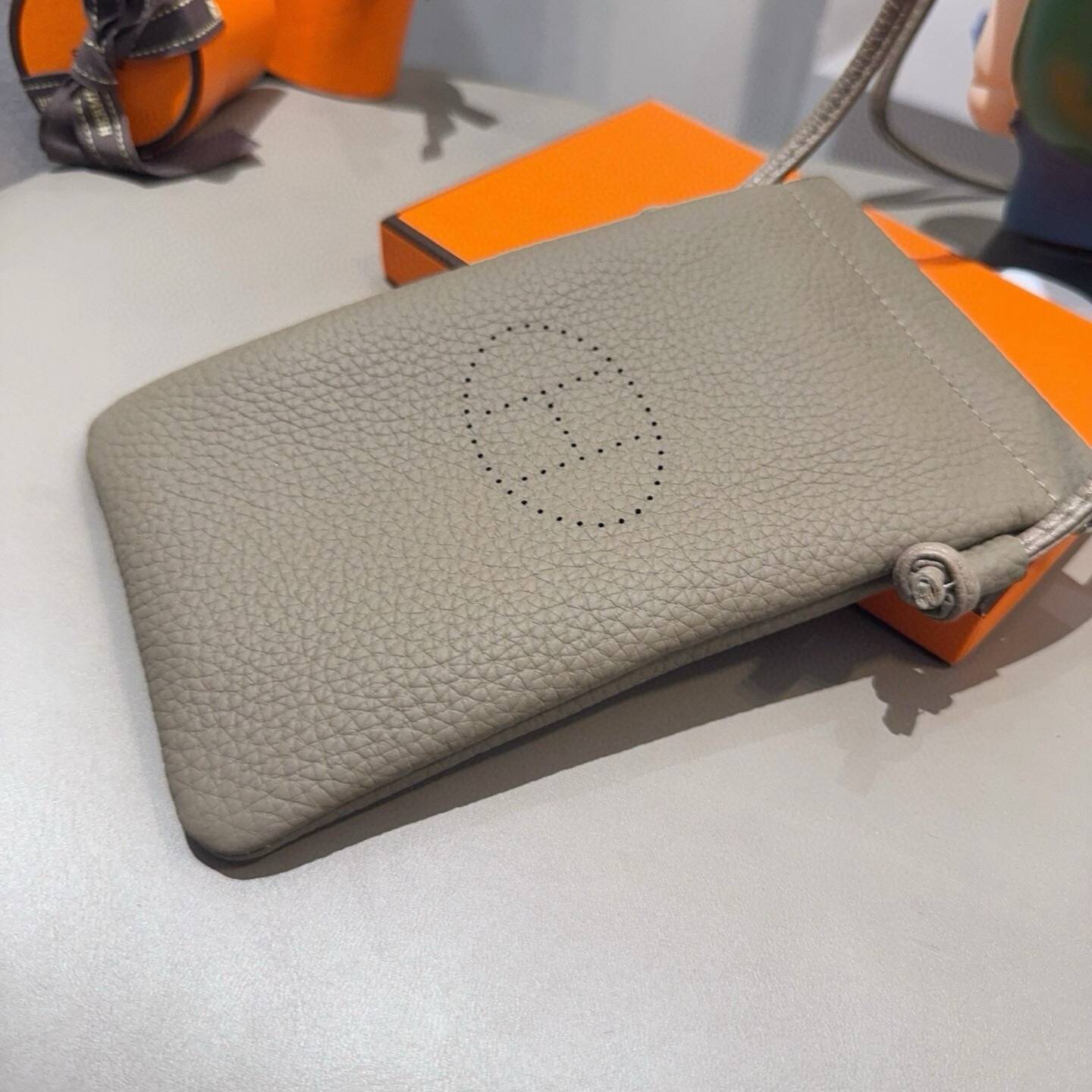 Hermes ヘルメス iPhone 18シリーズ対応 iPhoneケース スマホケース レディース ロゴ入り ショルダー付き ミニバッグ グリーン - 画像 5