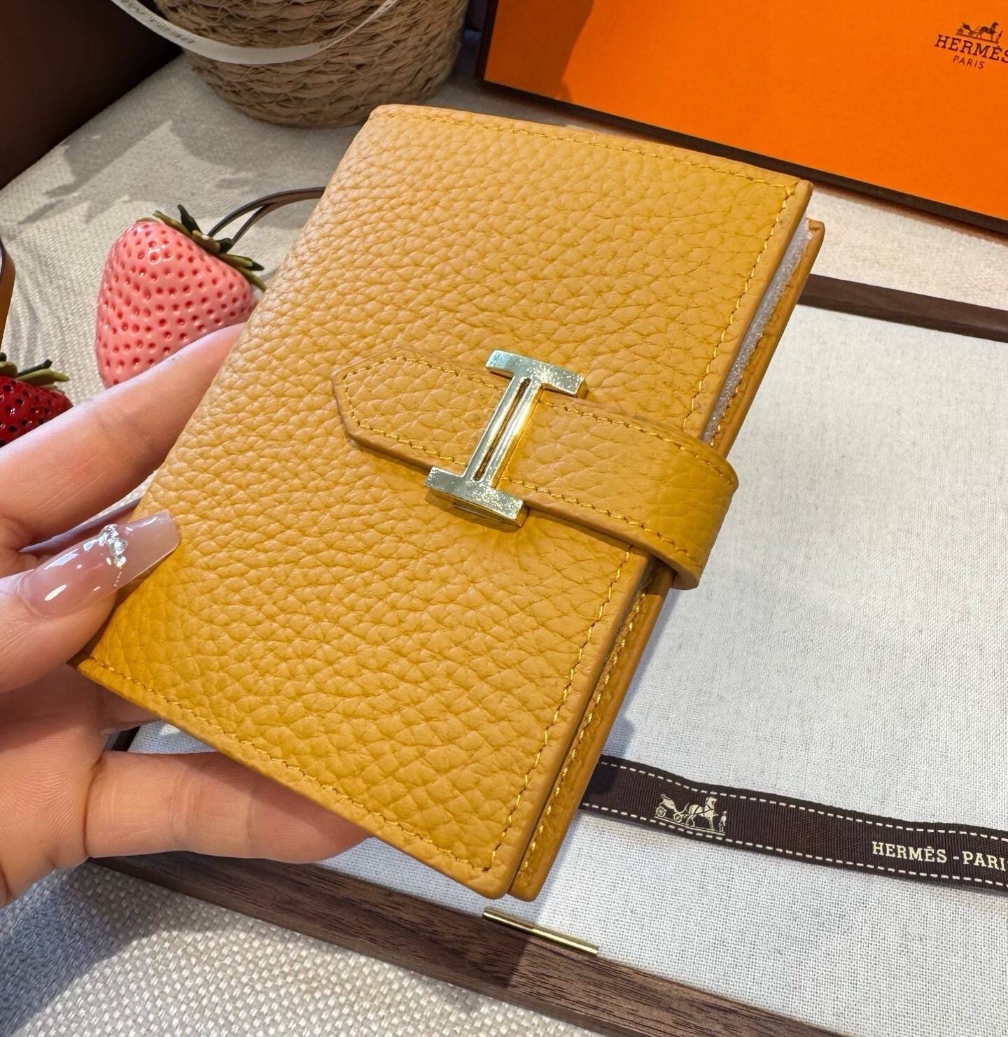 HERMES ヘルメス iPhoneケース スマホケース iPhone 18シリーズ対応 レディース ロゴ入り 手帳型 カード収納 - 画像 5