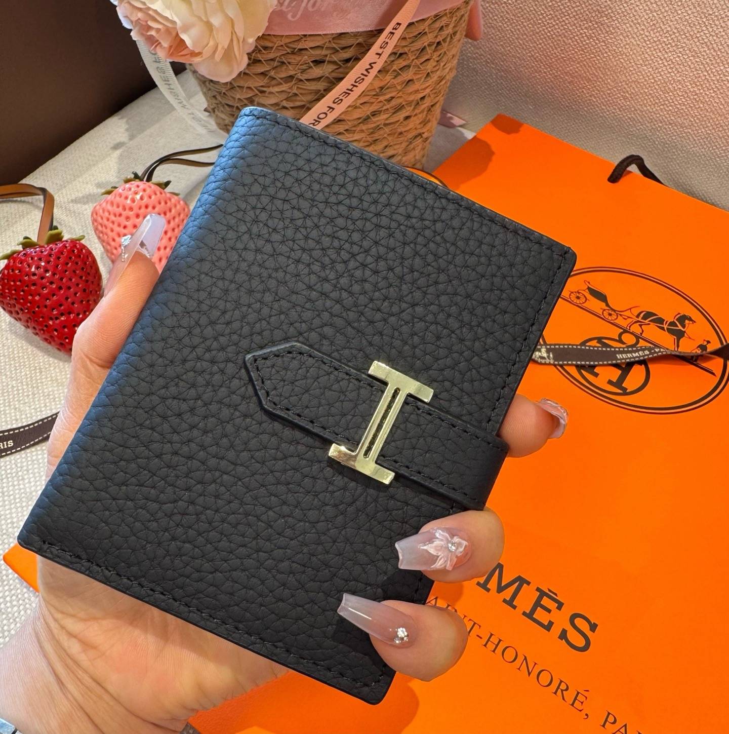 HERMES 愛馬仕 iPhone 18シリーズ対応 iPhoneケース スマホケース レディース ロゴ入り カード収納付き ブラック - 画像 2
