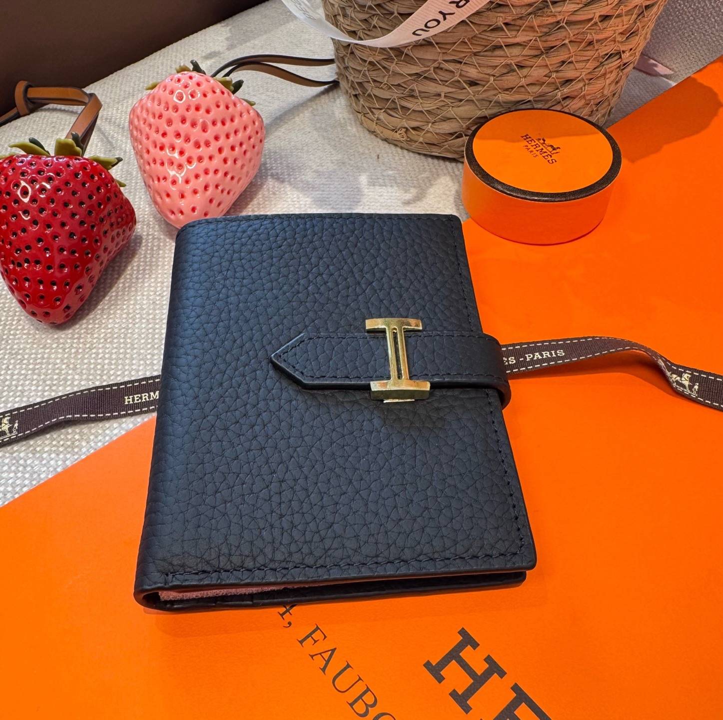HERMES 愛馬仕 iPhone 18シリーズ対応 iPhoneケース スマホケース レディース ロゴ入り カード収納付き ブラック - 画像 4