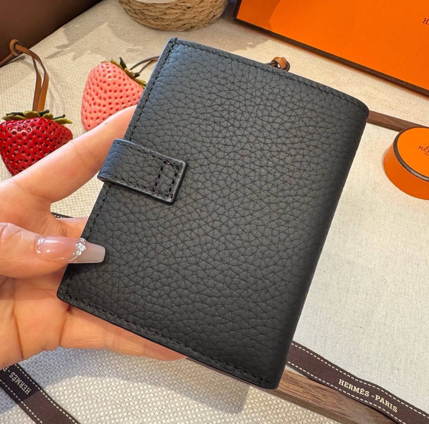 HERMES 愛馬仕 iPhone 18シリーズ対応 iPhoneケース スマホケース レディース ロゴ入り カード収納付き ブラック - 画像 6