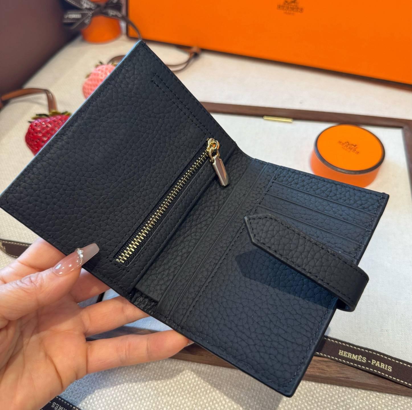 HERMES 愛馬仕 iPhone 18シリーズ対応 iPhoneケース スマホケース レディース ロゴ入り カード収納付き ブラック - 画像 7