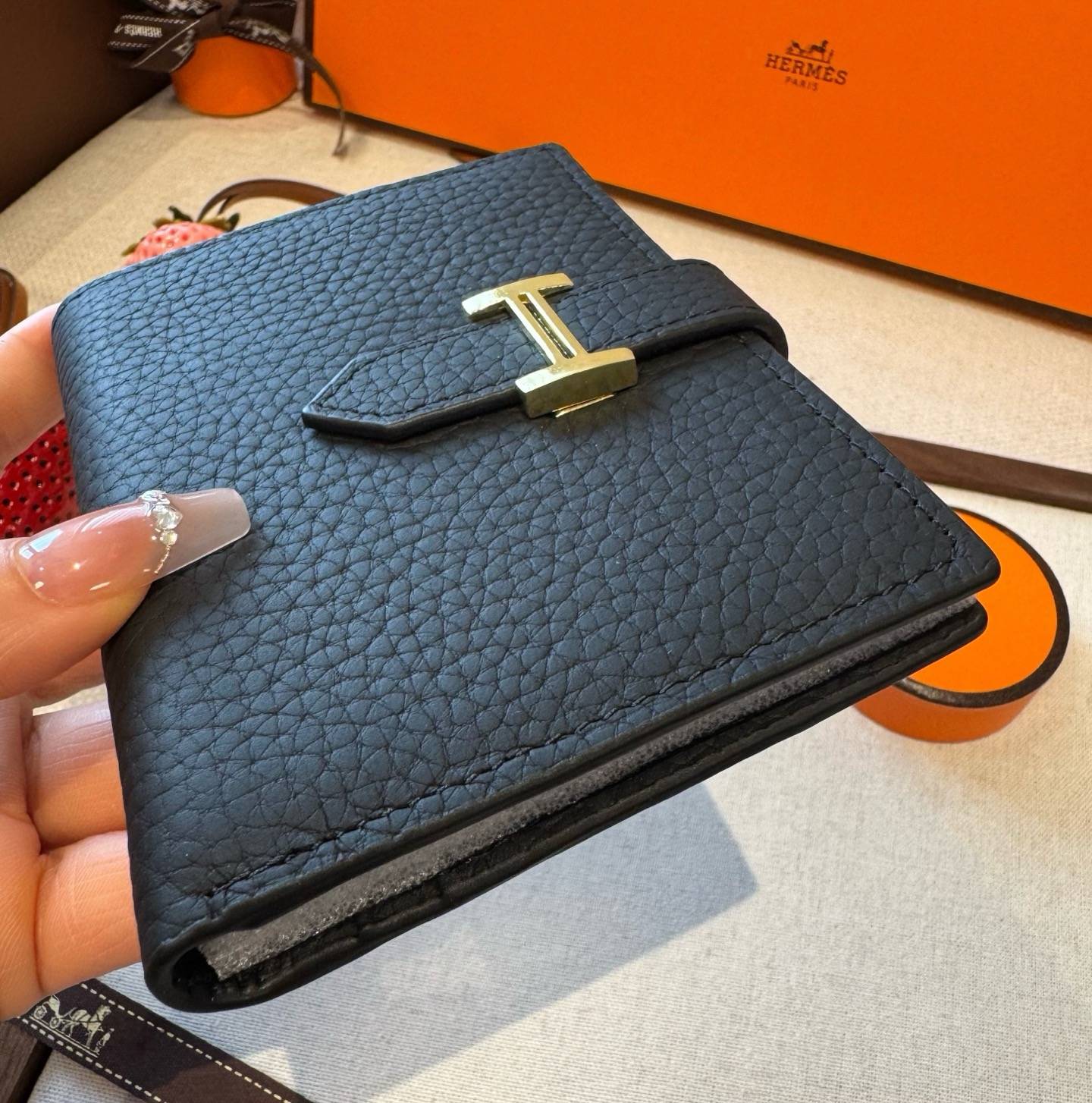 HERMES 愛馬仕 iPhone 18シリーズ対応 iPhoneケース スマホケース レディース ロゴ入り カード収納付き ブラック - 画像 9
