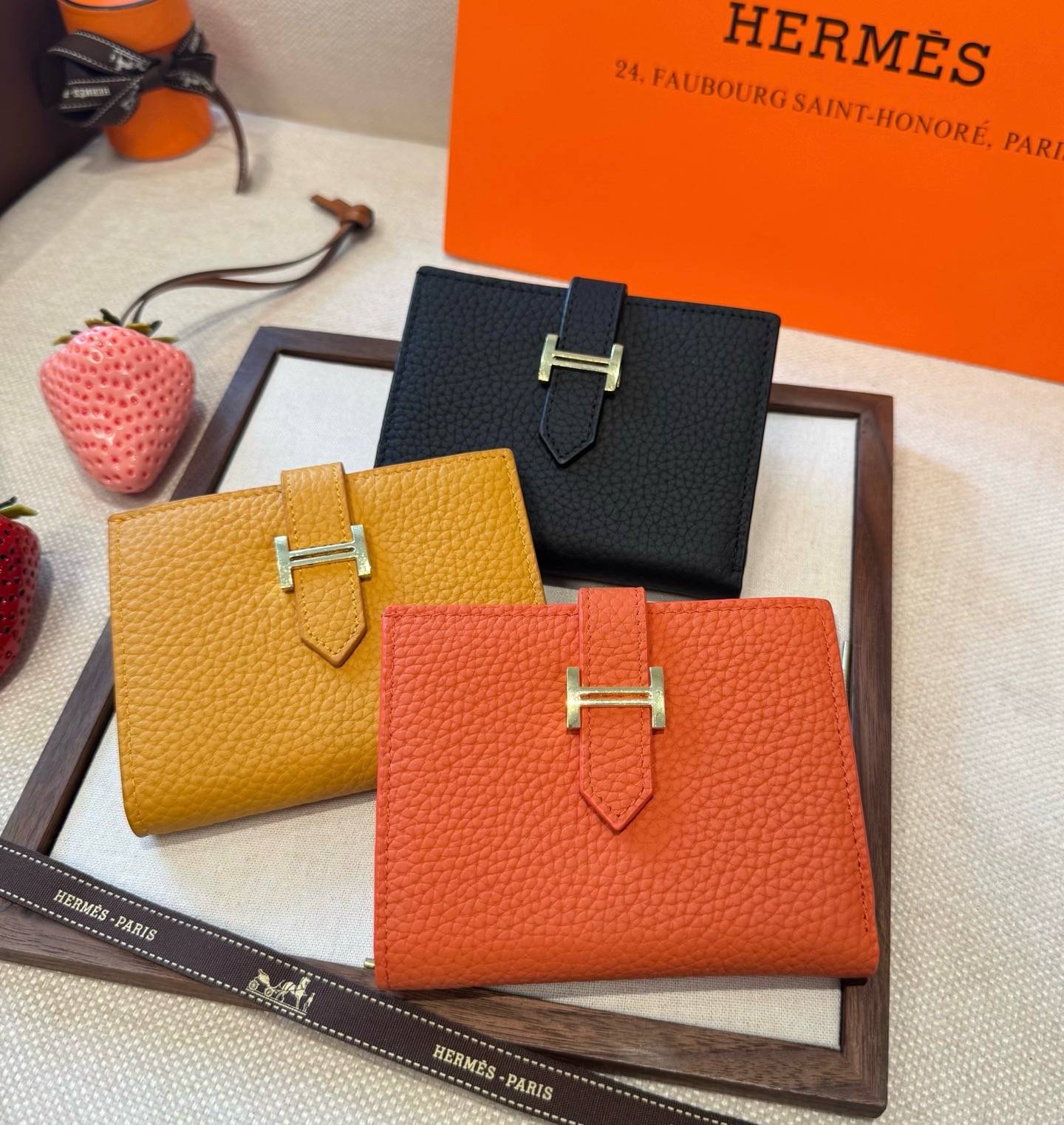 HERMES 愛馬仕 iPhoneケース スマホケース iPhone 18シリーズ対応 レディース カード収納 ロゴ入り レッド - 画像 2