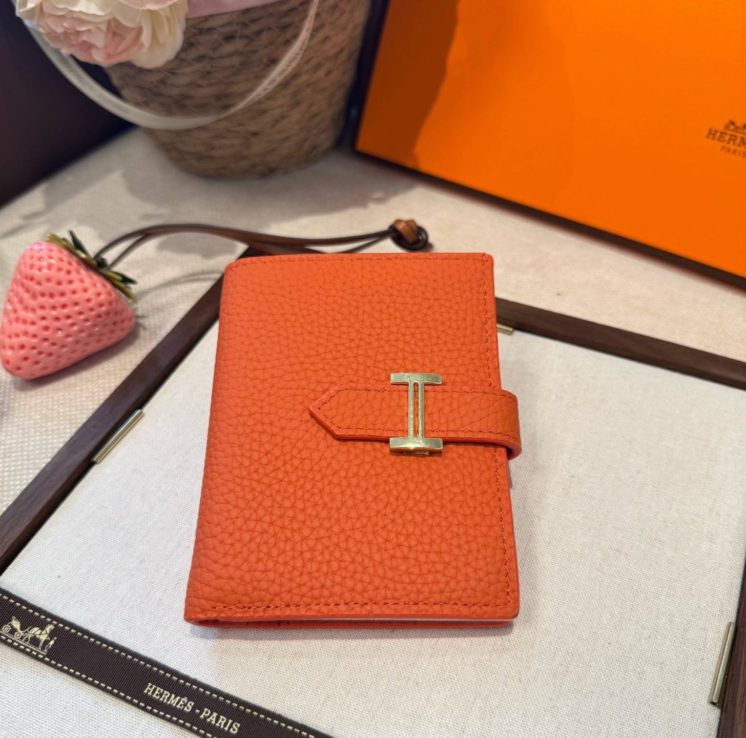 HERMES 愛馬仕 iPhoneケース スマホケース iPhone 18シリーズ対応 レディース カード収納 ロゴ入り レッド - 画像 4