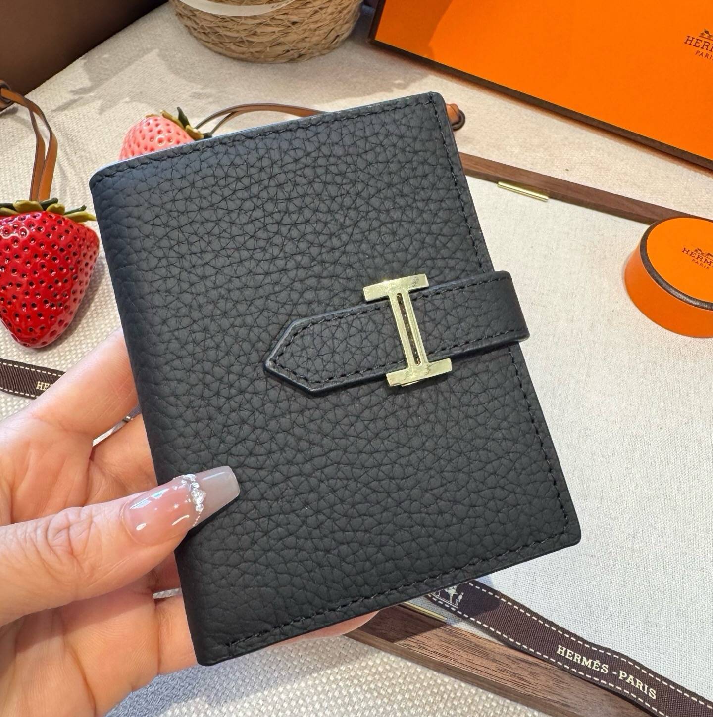 Hermes エルメス iPhone 18シリーズ対応 iPhoneケース スマホケース レディース ロゴ ポーチ カード収納