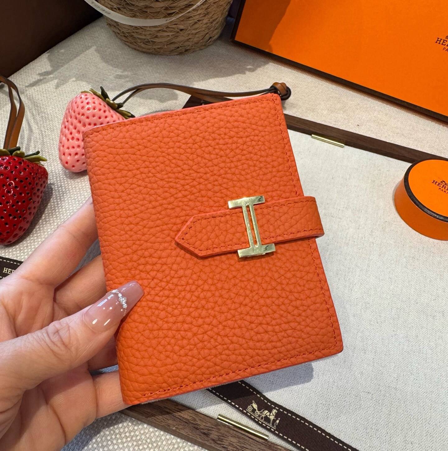 HERMES 愛馬仕 iPhone 18シリーズ対応 iPhoneケース スマホケース レディース ロゴ入り カード収納 - 画像 3