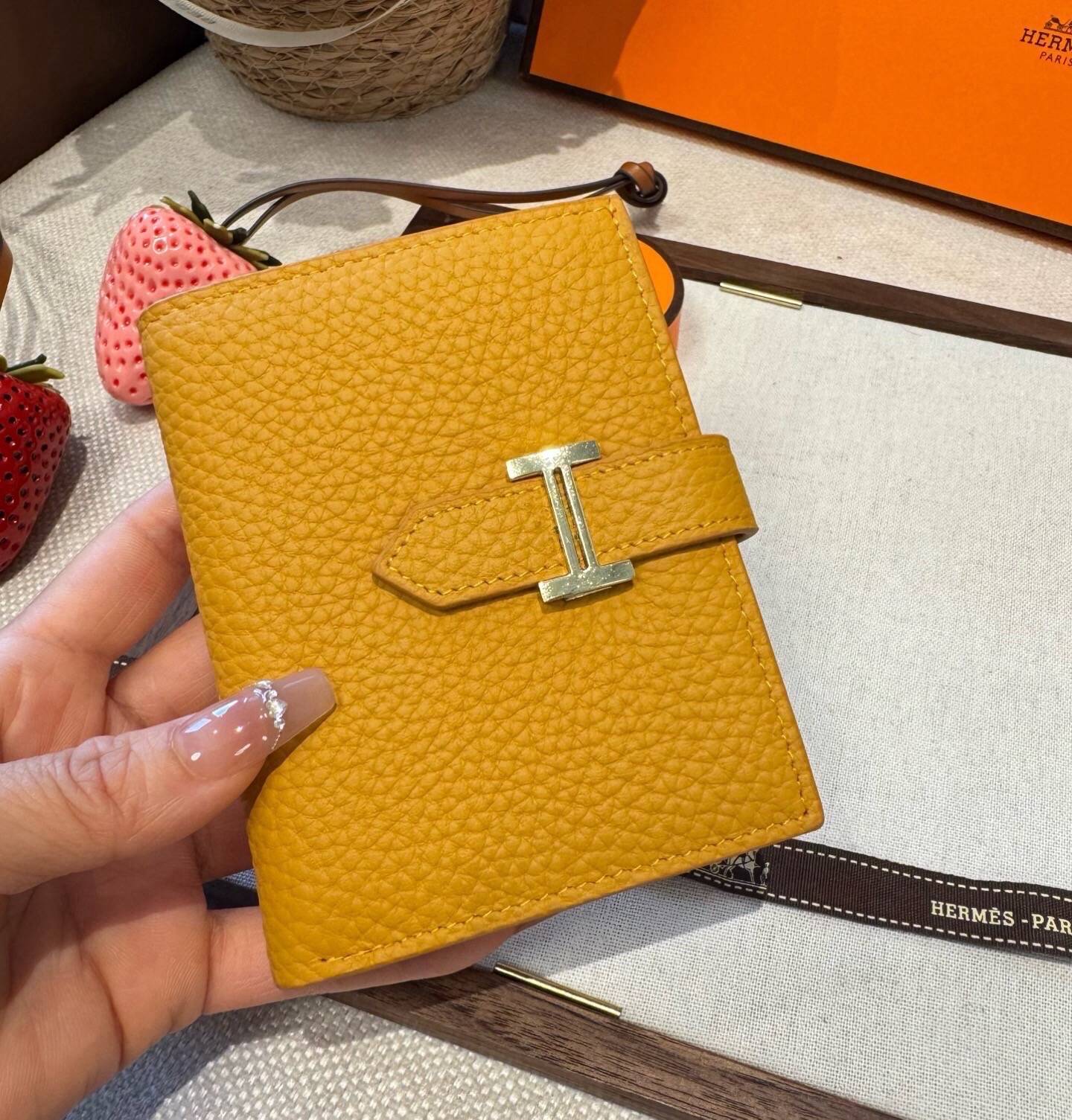 HERMES 愛馬仕 iPhoneケース スマホケース 全機種対応 レディース ロゴ付き カード収納 - 画像 4