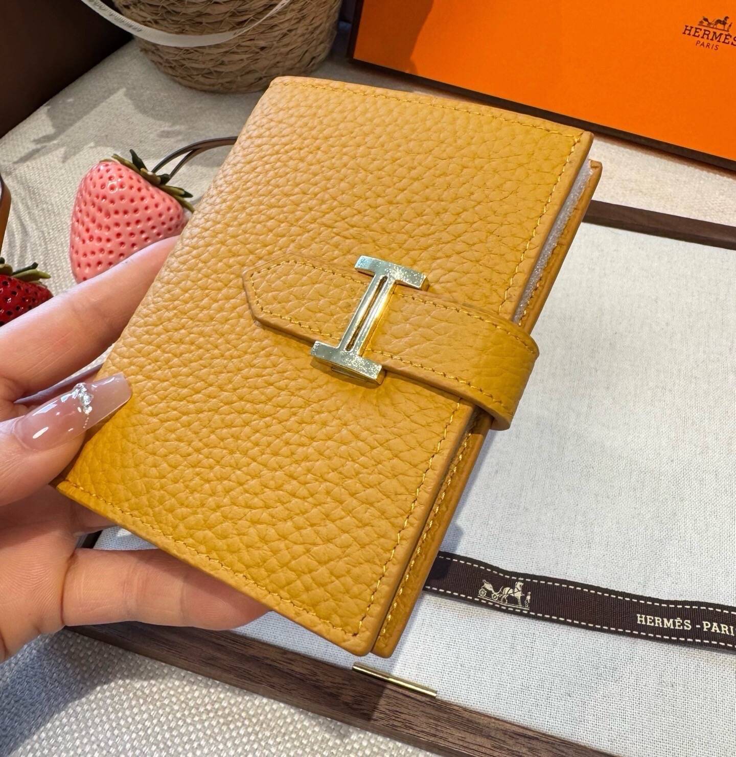 HERMES 愛馬仕 iPhoneケース スマホケース 全機種対応 レディース ロゴ付き カード収納 - 画像 5
