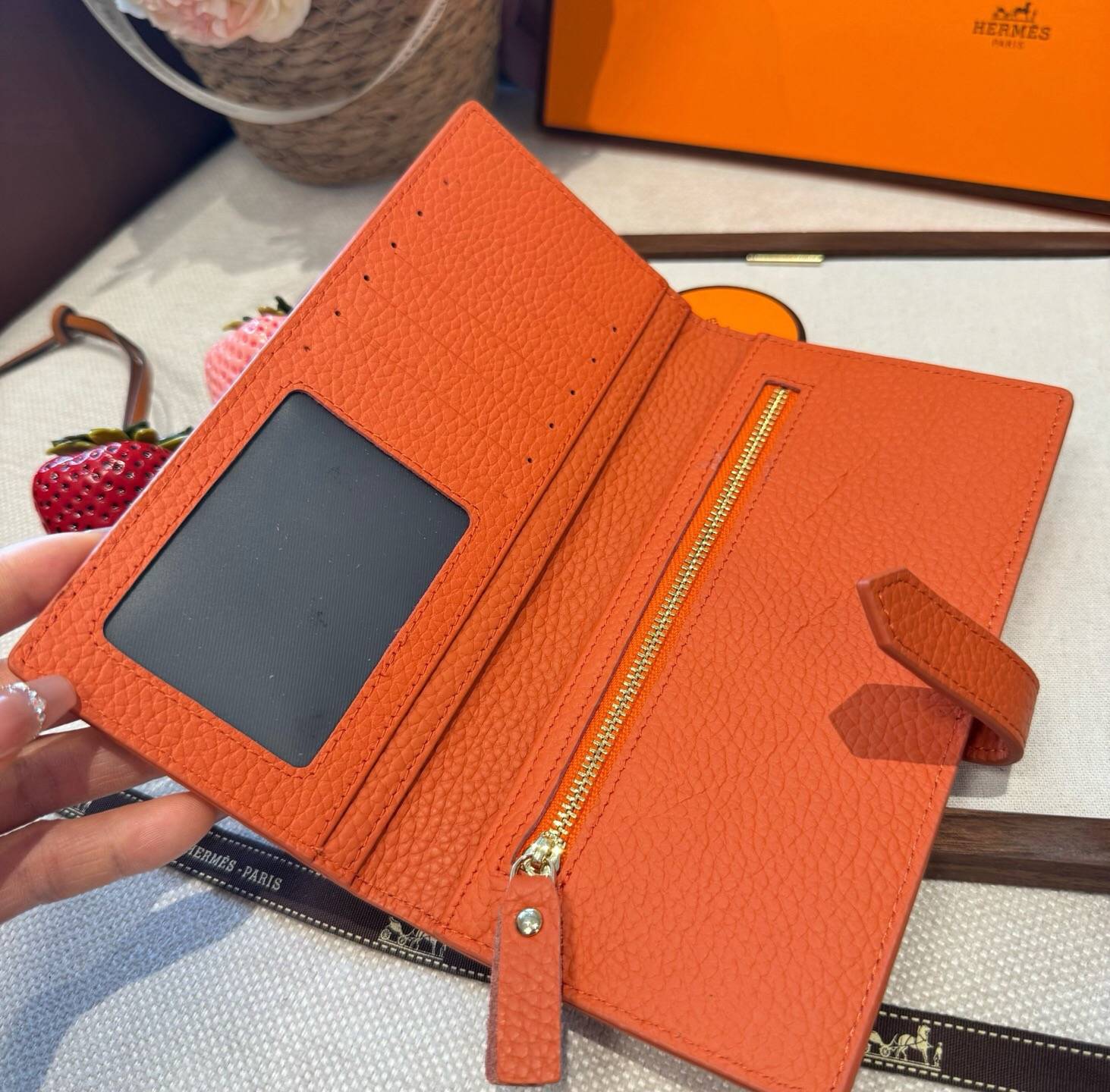 HERMS 愛馬仕 iPhone 18シリーズ対応 iPhoneケース スマホケース レディース ロゴ入り 手帳型 オレンジ - 画像 7