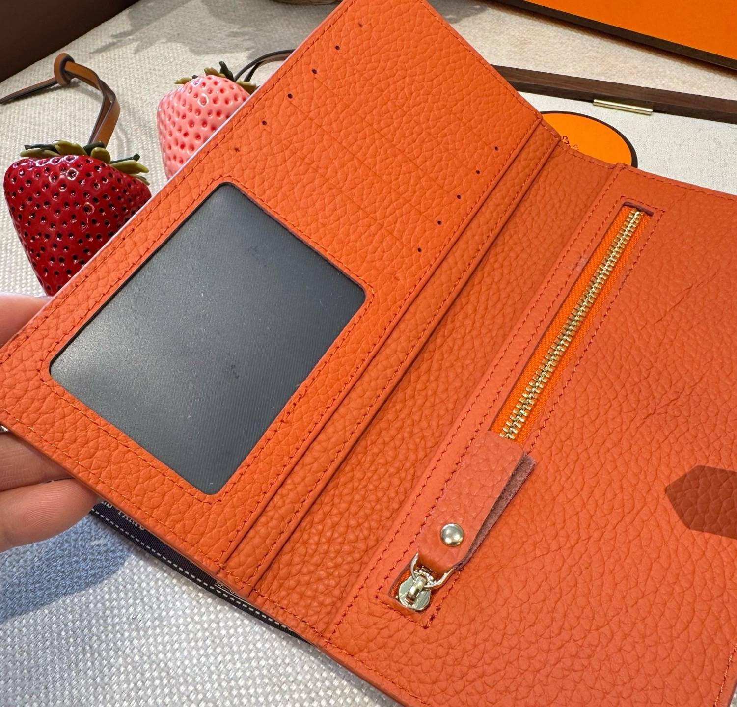HERMES ハーマンズ iPhone 18シリーズ対応 iPhoneケース スマホケース レディース ロゴ入り ファスナー付き カード収納 - 画像 7