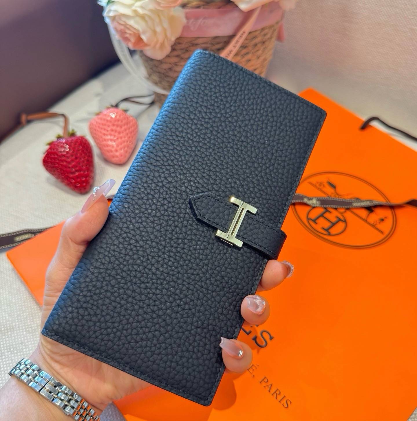 HERMES 愛馬仕 iPhoneケース スマホケース 全機種対応 レディース ロゴ入り手帳型 カード収納 - 画像 4
