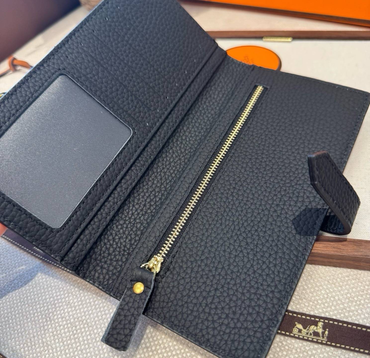 HERMES 愛馬仕 iPhoneケース スマホケース 全機種対応 レディース ロゴ入り手帳型 カード収納 - 画像 5
